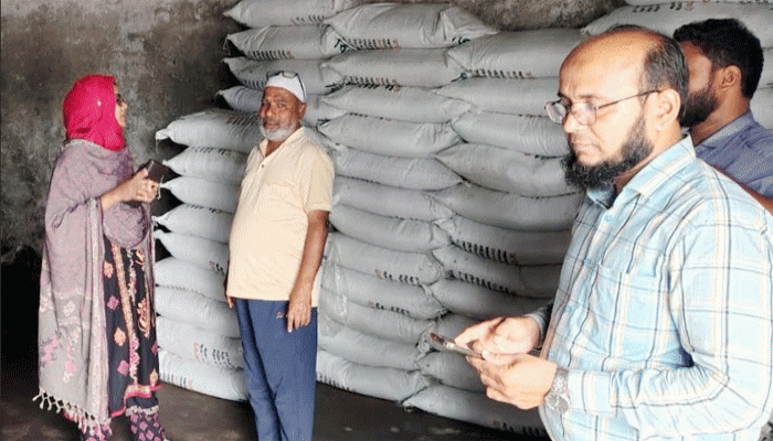 রাণীনগরে অতিরিক্তি দামে সার বিক্রি দুই ডিলারকে জরিমানা