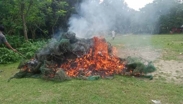 বদলগাছীতে চায়না দুয়ারী জাল জব্দ করে পুড়িয়ে ধ্বংস