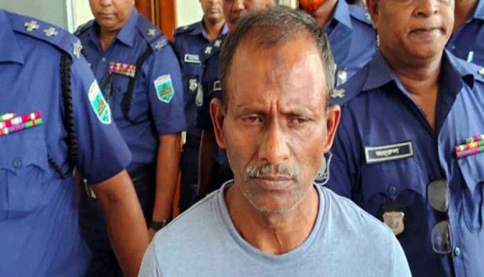 মেয়েকে একা পেয়ে নিজের ‘পরিচয় ভুলে যান বাবা