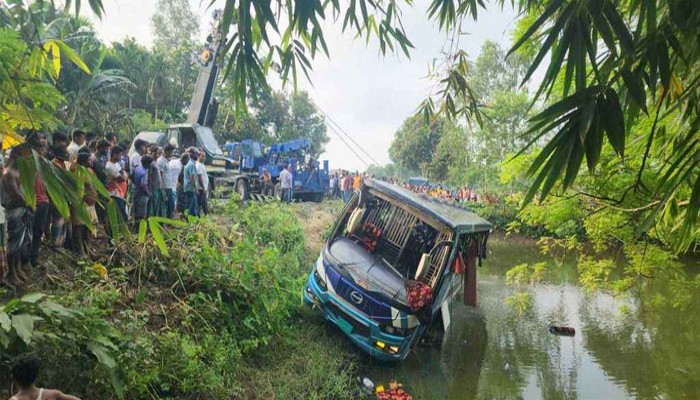 পঞ্চগড়ে পুকুরে বাস উল্টে আহত ১৯