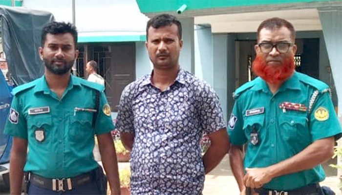 রাজশাহী মহানগরীতে ট্রাফিক পুলিশকে চাপা দেওয়ার চেষ্টা, বাইকার গ্রেফতার