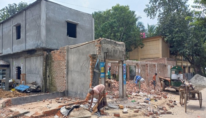 তানোরে প্রধান শিক্ষকের নির্দেশে  দোকান ভাঙচুর এলাকায় উত্তেজনা