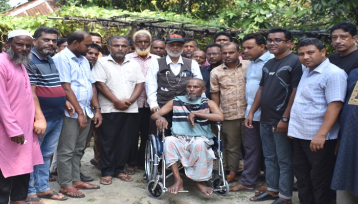 বগুড়ায় প্রতিবন্ধী জামাল'কে হুইলচেয়ার প্রদান করলেন সাবেক এমপি লালু