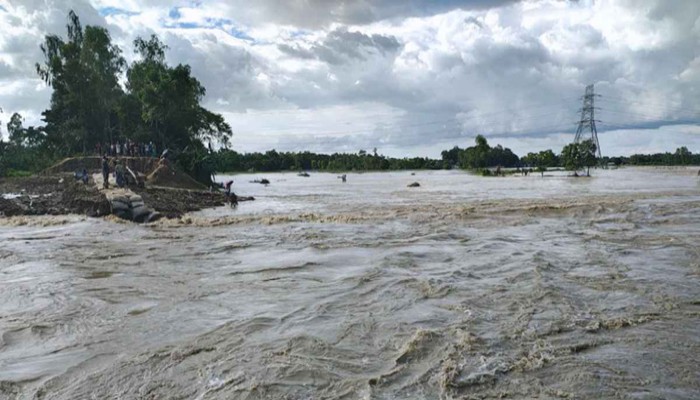 খোয়াই নদীর বাঁধ ফের ভেঙে প্লাবনের শঙ্কা, ঝুঁকিতে ৩০ গ্রামের মানুষ