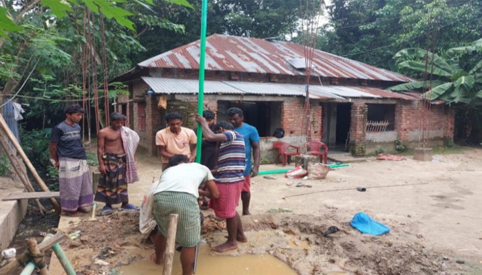 তানোরে শরিফ উদ্দিন মুন্সীর নলকুপ প্রদান