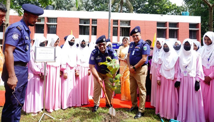 চাঁপাইনবাবগঞ্জের উদ্যোগে মাছের পোনা অবমুক্তকরণ, গাছের চারা বিতরণ ও বৃক্ষরোপণ কর্মসূচি অনুষ্ঠিত