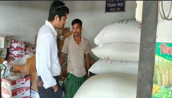 পুঠিয়ায় দুই সার ব্যবসায়ীর জরিমানা