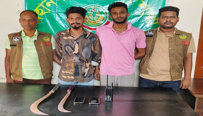 ছিনতাইয়ের প্রস্তুতিকালে হাসুয়া ও ওয়্যারলেস মোবাইল-সহ দুই যুবক গ্রেফতার
