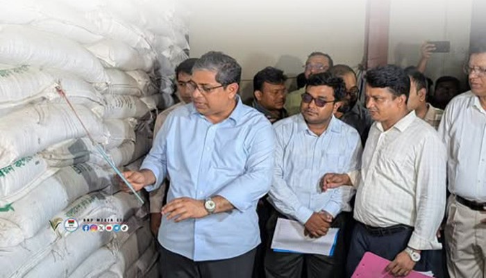 রাজশাহীতে সারের কৃত্রিম সংকটের অভিযোগ, বিপাকে কৃষক