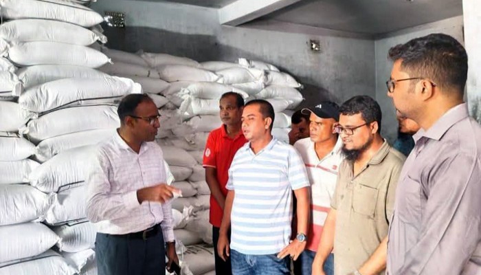 মোহনপুরে কৃষকদের সার নিশ্চিত করতে দোকানে দোকানে কৃষি বিভাগের কর্মকর্তাগণ