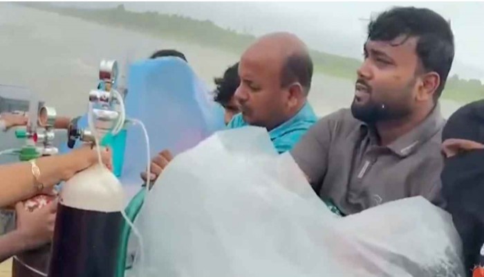 মুমূর্ষু বৃদ্ধ মাকে নিয়ে উত্তাল সাগর পাড়ি, স্পিডবোটের ভিডিও ভাইরাল