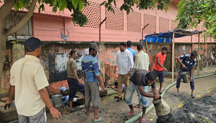 ​​নগরীর ড্রেনের কাদামাটি উত্তোলন কাজ পরিদর্শনে রাসিক প্রশাসক