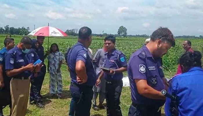 ফসলের মাঠে নারীর মরদেহ, পেটে ধারালো অস্ত্রের আঘাত