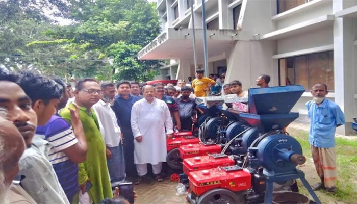 সিংড়ায় আটা মিল ও ট্রাইসাইকেল বিতরণ