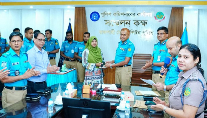 ১২৫ হারানো মোবাইল উদ্ধার করে মালিকদের হাতে তুলে দিলেন পুলিশ কমিশনার