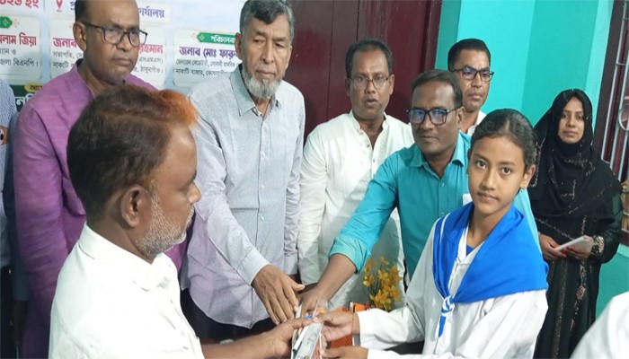 পীরগঞ্জে সোনালী  সোসাইটি'র উদ্যোগে শিক্ষার্থীদের বৃত্তি প্রদান।