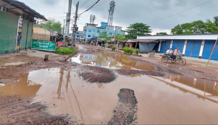 তানোর-বায়া সড়ক যেন মৃত্যুফাঁদ !