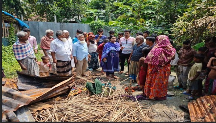 সিংড়ায় অগ্নিকাণ্ডে ক্ষতিগ্রস্ত প্রতিবন্ধী  সবুজের পাশে উপজেলা প্রশাসন