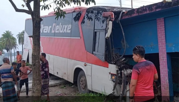 পথচারীকে চাপা দিয়ে মাদ্রাসায় ঢুকে পড়ল বাস