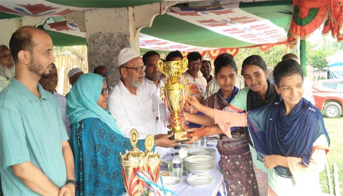 নিয়ামতপুরে গ্রীষ্মকালীন ক্রীড়া প্রতিযোগিতার পুরস্কার বিতরণ