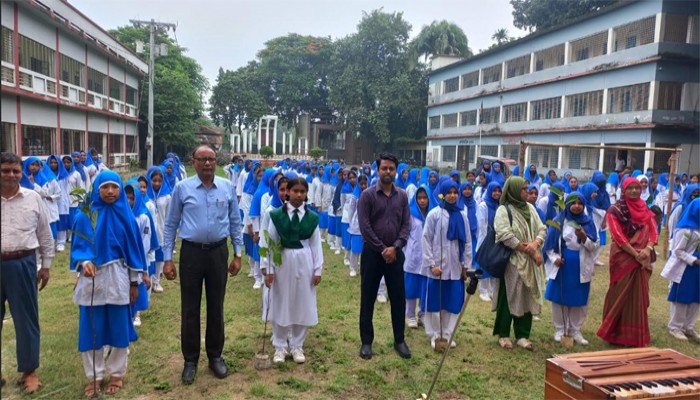 পীরগঞ্জের শিক্ষার্থীদের মাঝে ফলজ ও বনজের চারা বিতরণ করা হয়