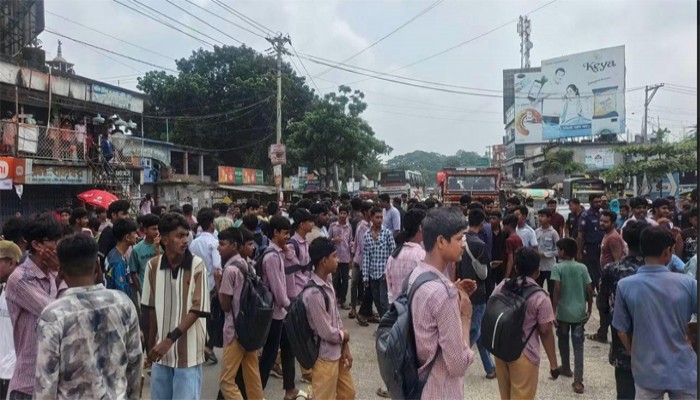শিক্ষকের মৃত্যু: মানসিক নিপীড়নের অভিযোগে মহাসড়ক অবরোধ  চিরকুটে প্রধান শিক্ষককে দায়ী করেছিলেন সাহাদুল হক; তদন্তের আশ্বাস প্রশাসনের