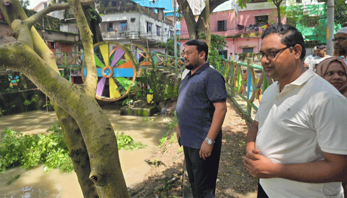 মন্নুজান স্কুলের ফুটওভার ব্রিজে ফাটল দ্রুত মেরামতের নির্দেশ রাসিক প্রশাসকের
