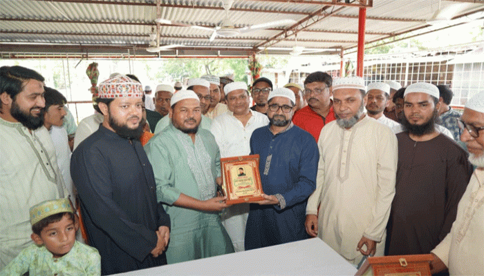 কাদিরগঞ্জ গ্রেটার রোড জামে মসজিদ ও ঈদগাহ পরিদর্শনে রাসিক প্রশাসক রিটন