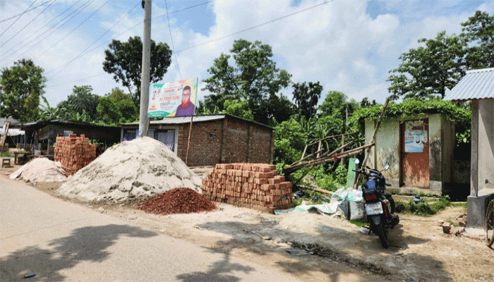 গুরুদাসপুরে সরকারি জায়গা দখল করে ঘর নির্মাণ ও ভাড়া আদায়