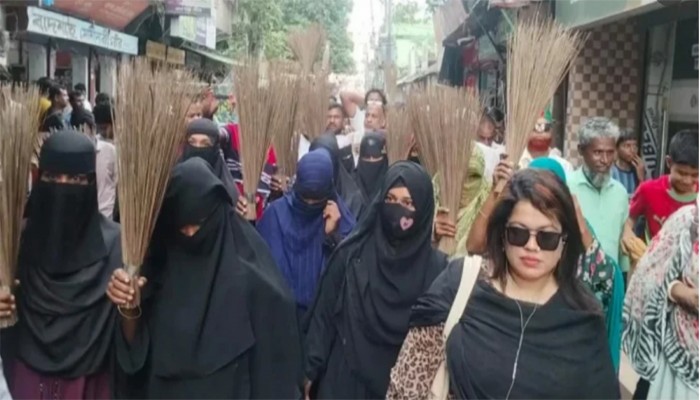 সংসদে রুমিন ফারহানার বক্তব্যের প্রতিবাদে বিএনপির ঝাড়ু মিছিল