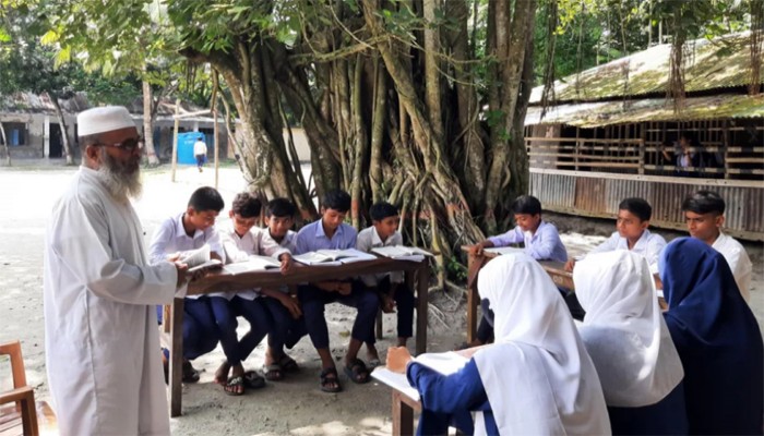 শ্রেণিকক্ষ সংকটে বটতলায় ক্লাস করছে শিক্ষার্থীরা