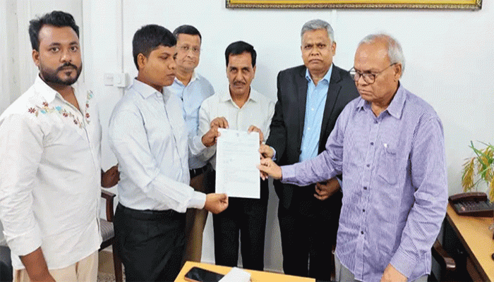 প্রধানমন্ত্রীর উদ্যোগে দৃষ্টিহীন শিক্ষার্থী শাকিল চাকরি পেলেন রাবিতে