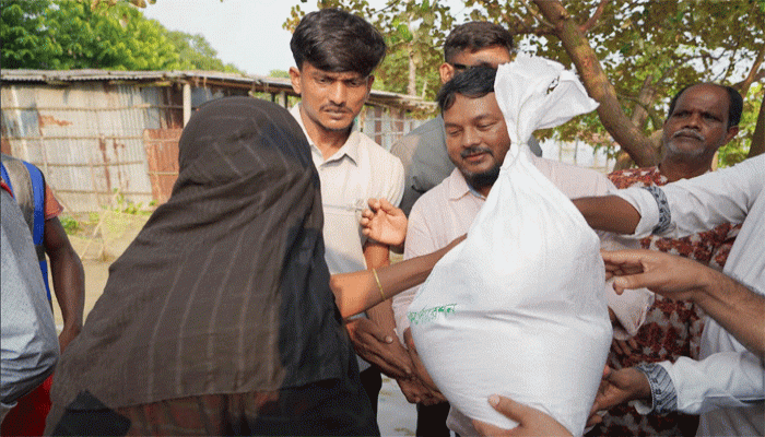 বন্যার্তদের মাঝে খাদ্য সামগ্রী বিতরণ করলেন রাসিক প্রশাসক রিটন