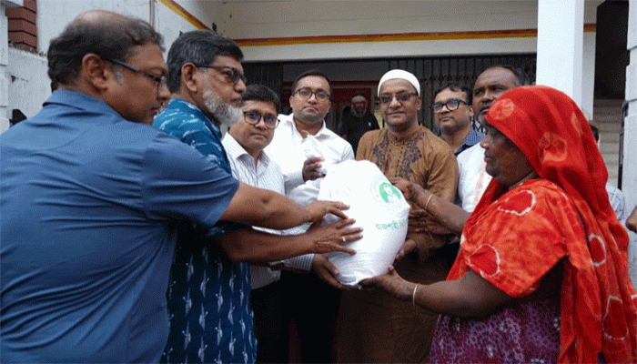 নগরীর শ্রীরামপুরে বন্যাদুর্গতদের মাঝে রাসিকের ত্রাণ সামগ্রী বিতরণ