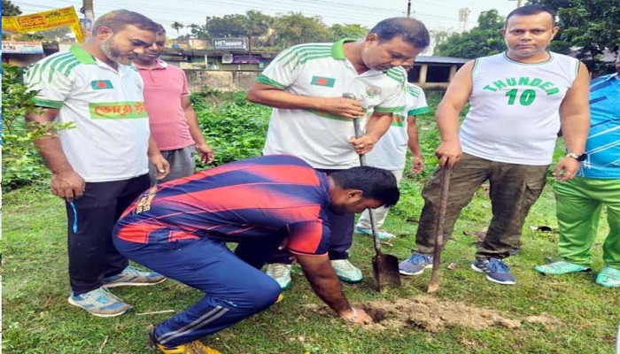 ফুলবাড়ীতে ভোরের ফুটবলের উদ্যোগে দুই শতাধিক তালবীজ রোপণ