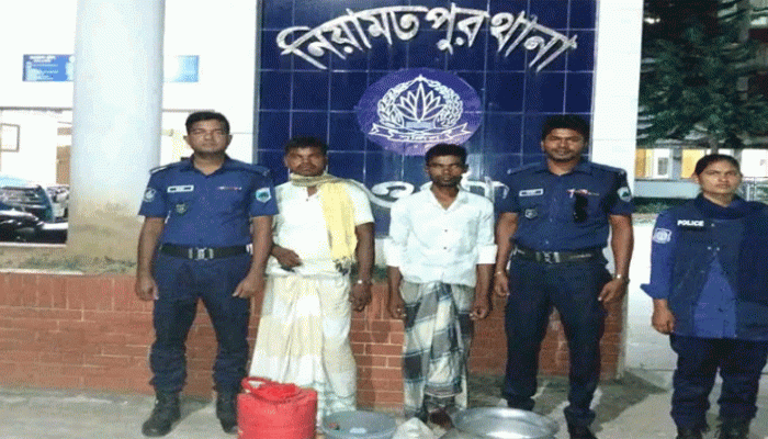 নিয়ামতপুরে ৫০ লিটার চোলাই মদসহ ২ কারবারী গ্রেপ্তার