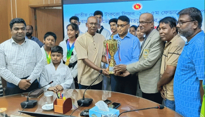 রাজশাহীর জেলা প্রশাসক এর হাতে পঞ্চম ফেডারেশন কাপ তায়কোয়ানডো প্রতিযোগিতার ট্রফি হস্তান্তর