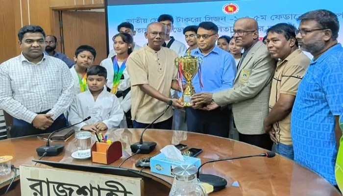 রাজশাহী তায়কোয়ানডো দোজাং রানার্সআপ ট্রফি জেলা প্রশাসক ও জেলা ক্রীড়া সংস্থার কাছে হস্তান্তর