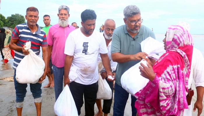 পদ্মাপাড়ের বন্যার্ত ১০০ পরিবারে ত্রাণ দিলেন আরডিএ চেয়ারম্যান সুইট