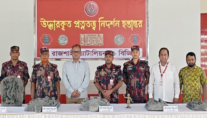 বিজিবির হাতে উদ্ধার ২৬ মূর্তি ও ১,৮১৮ প্রাচীন মুদ্রা