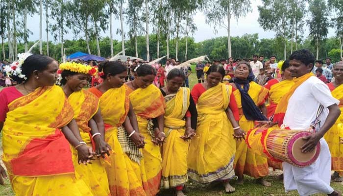 নিয়ামতপুরে মাদলের তালে আর নৃত্যের ছন্দে কারাম উৎসব উদযাপন