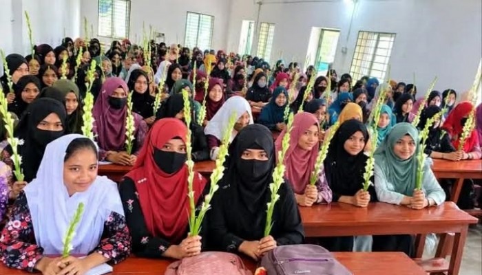 গুরুদাসপুরে নতুন প্রত্যয়ে মহিলা কলেজে নবীনবরণ