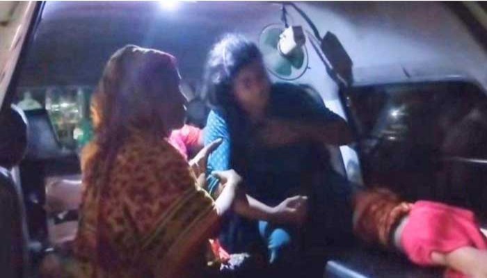সাপে কাটার পর মেয়ে ও সাপ নিয়ে হাসপাতালে ছুটলেন বাবা