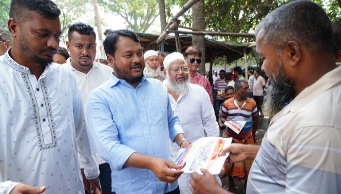 ডেঙ্গু প্রতিরোধে রাজশাহীতে জনসচেতনতামূলক লিফলেট বিতরণ করলেন রাসিক প্রশাসক