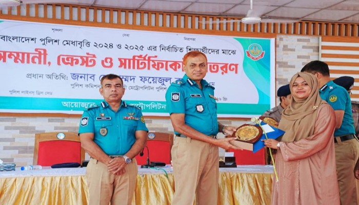 রাজশাহীতে পুলিশ সদস্যদের ৬৯ মেধাবী সন্তানকে বৃত্তি প্রদান