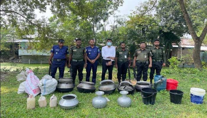 পুঠিয়ায় অভিযানে ২০০ লিটারের বেশি চোলাই মদ জব্দ