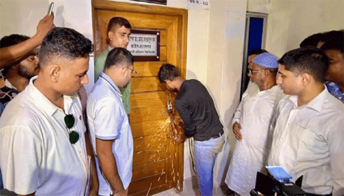 রামেবি’র উপাচার্যকে কার্যালয় থেকে বের করে দেওয়ার দুদিন পর কক্ষের তালা ভাঙলো বিশ্ববিদ্যালয় কর্তৃপক্ষ