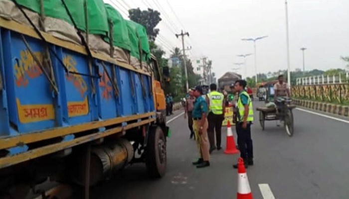 সড়কে শৃঙ্খলা ও দুর্ঘটনা প্রতিরোধে রাজশাহীতে যানবাহন আটক ৬২