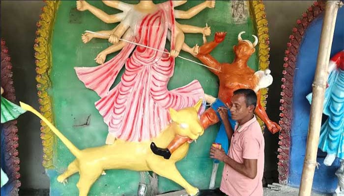 রাণীশংকৈলে ৫৫ ম-পে শারদীয় দুর্গোৎসবের প্রস্তুতি- চলছে  প্রতিমা তৈরির কাজ