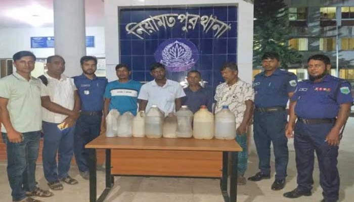 নিয়ামতপুরে ৫০  লিটার চোলাই মদসহ গ্রেপ্তার ৪